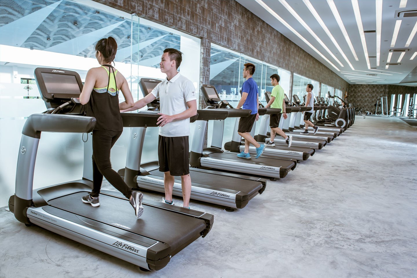 Phòng gym ParkCity Club Hanoi trang bị máy chạy bộ Life Fitness