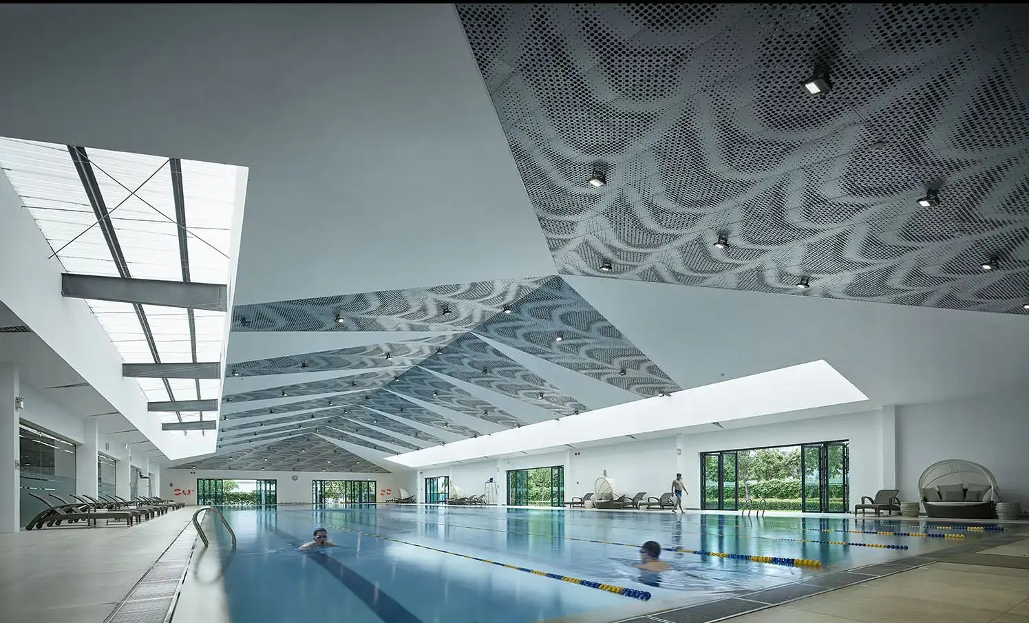 Bể bơi trong nhà 50m tại ParkCity Club Hanoi với trần kim loại đục lỗ và giếng trời