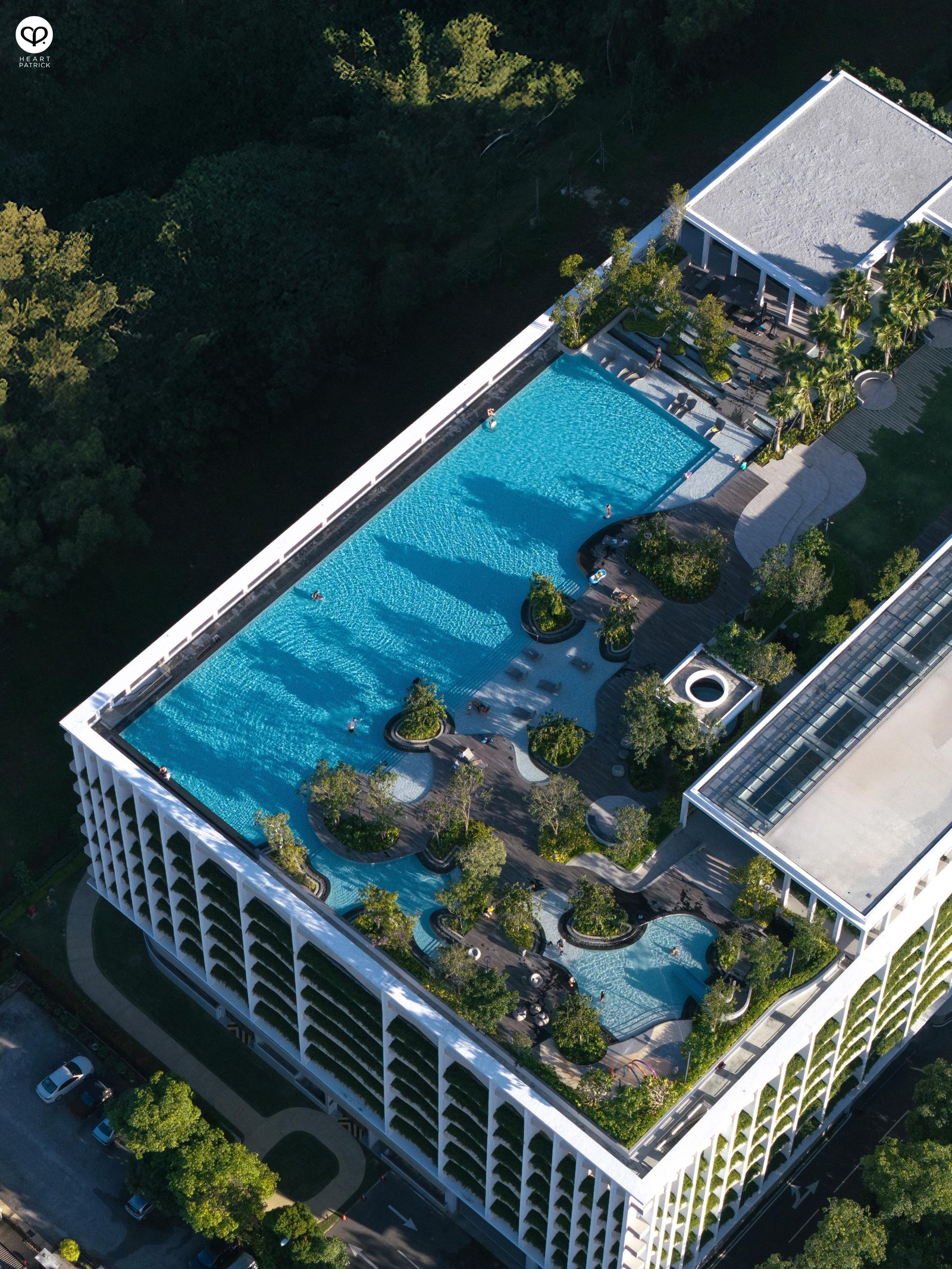 Bể bơi trên cao giữa cảnh quan xanh tại khu đô thị ParkCity Hà Nội