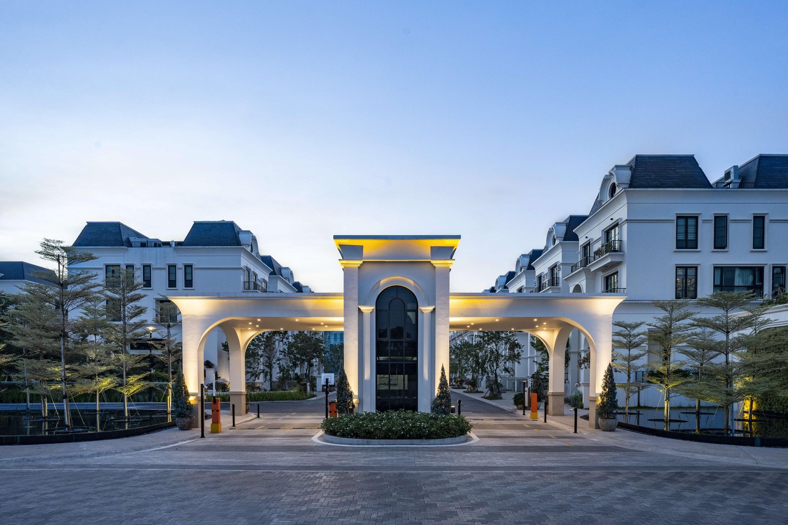 Cổng vào biểu tượng khu compound tại ParkCity Hà Nội thắp sáng lúc hoàng hôn