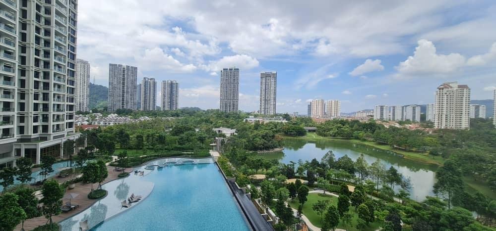 Tầm nhìn ra hồ và công viên từ căn hộ tại ParkCity Hà Nội